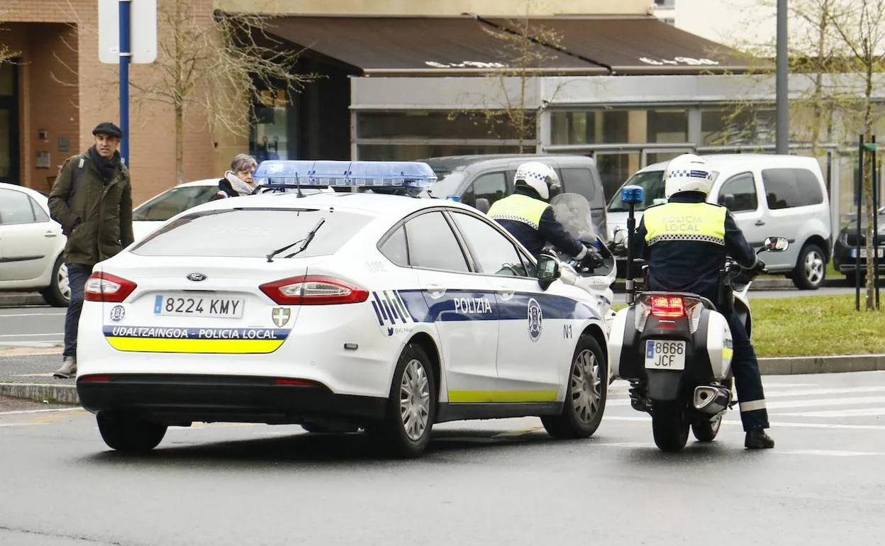 Una patrulla de la Policía Local de Vitoria. 