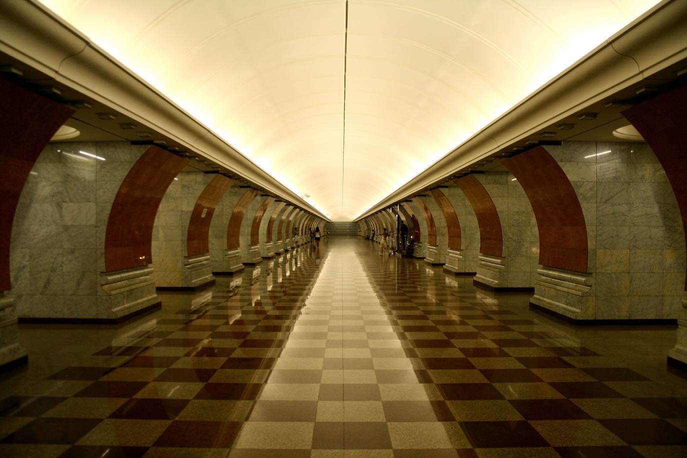 Metro. Moscú (Rusia) | Hay quien aseguea que no existe y que este lugar es tan solo una leyenda urbana que nació bajo el cisma de la Guerra Fría. Otros, en cambio, van más allá en sus teorías. Defienden que se trata de una red secreta de transporte subterráneo realizada en la época de Stalin, por la que se movía la alta jerarquía soviética y militar de manera segura