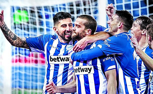 Guillermo Maripán felicita a Víctor Laguardia tras marcar ante el Levante.