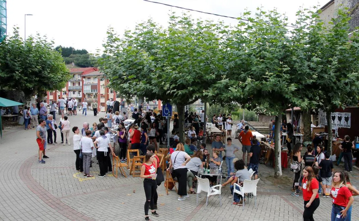 Aspecto que presentó la plaza en la anterior edición del concurso de paellas de los Andramaris. 