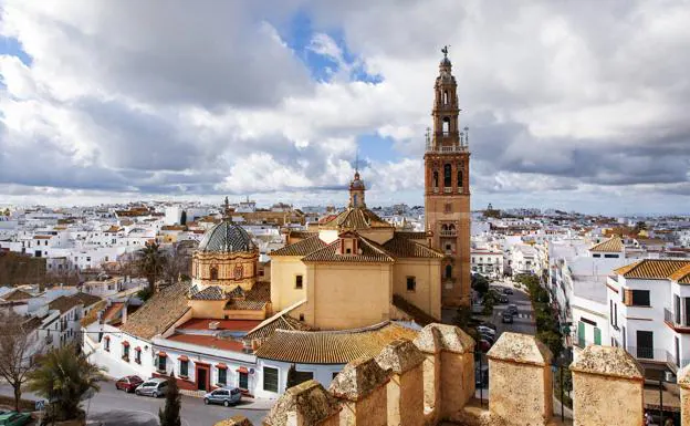 Carmona ofrece la típica estampa de un pueblo blanco andaluz en torno a su iglesia.