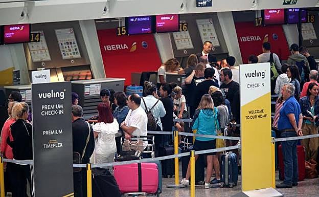 Imagen principal - Se mantiene la normalidad tras el segundo de los paros previstos para hoy en el aeropuerto de Loiu