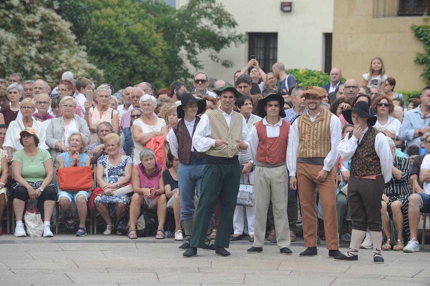 El alcalde asiste a una romería abarrotada y la Misa Mayor tradicional en esta fecha