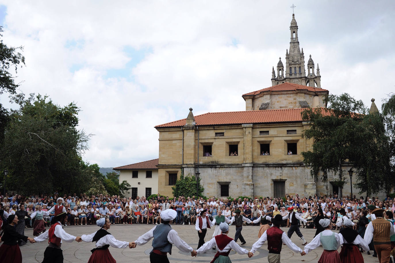 El alcalde asiste a una romería abarrotada y la Misa Mayor tradicional en esta fecha