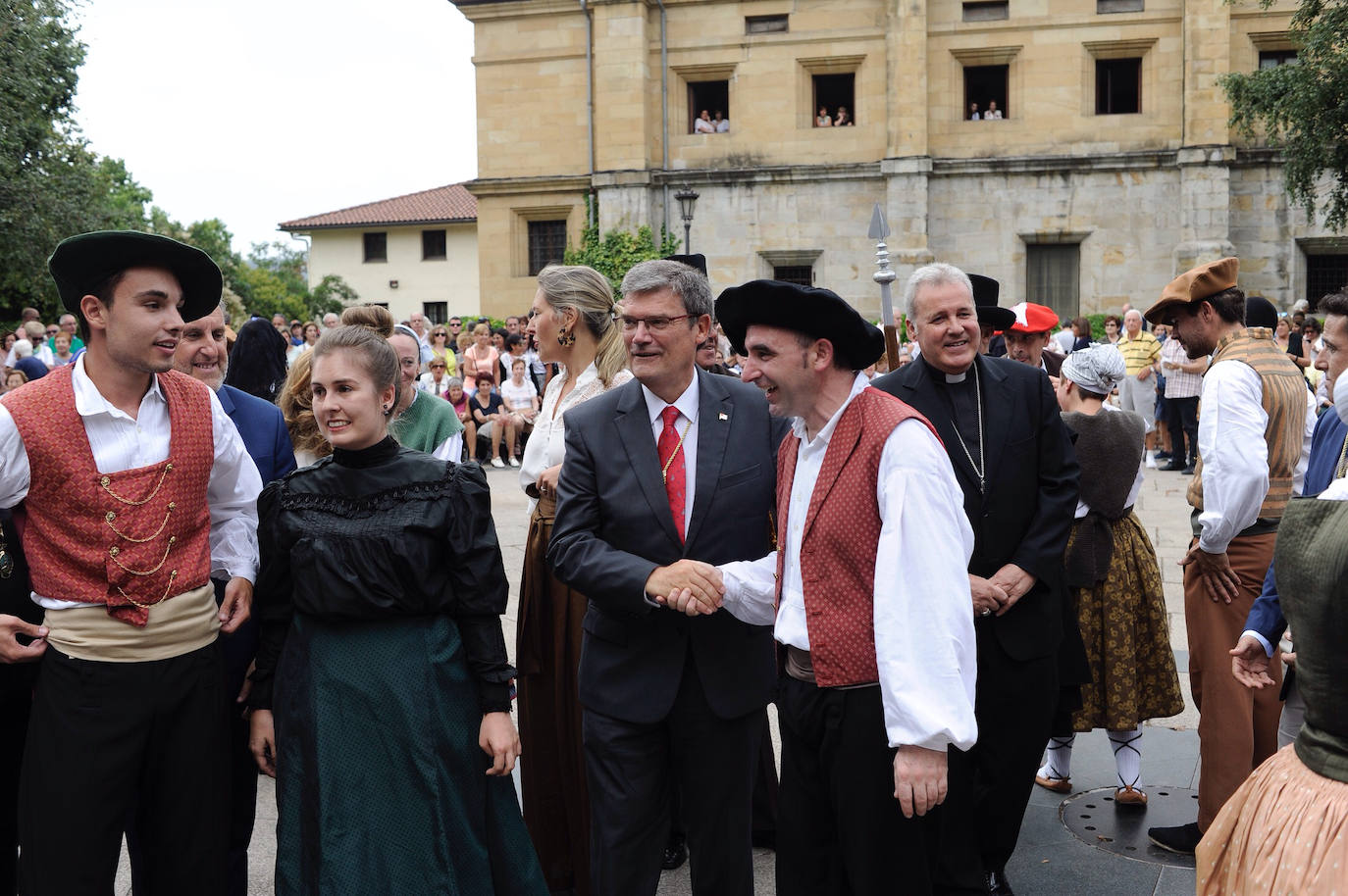 El alcalde asiste a una romería abarrotada y la Misa Mayor tradicional en esta fecha