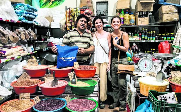 Jaione Antoñana (centro) y su compañera Blanca en el mercado de Penonomé.