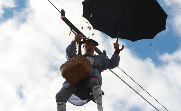 Así baja 'El Brujo' para dar inicio a las fiestas de Nanclares. 