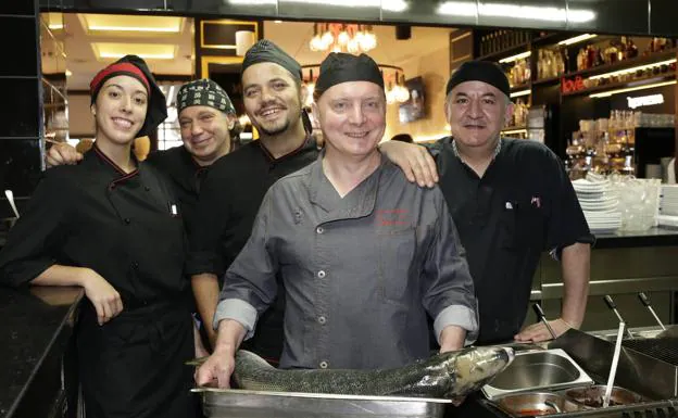 Luis Guinea posa en la cocina del hotel con parte de su equipo y el «pescado fresco que nunca falta». 