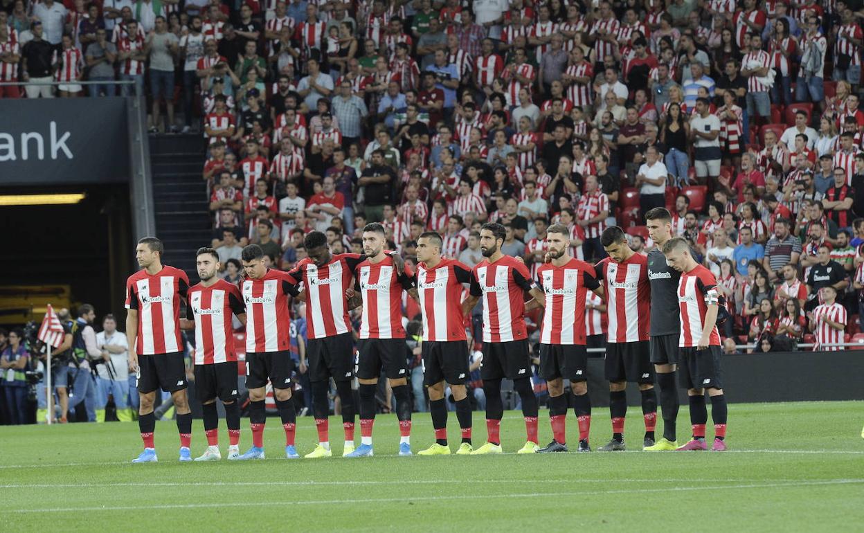 Los jugadores del Athletic se abrazan durante el minuto de silencio.