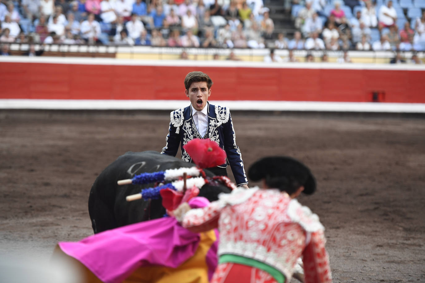 Los rejoneadores Pablo Hermoso de Mendoza, Lea Vicens y Guillermo Hermoso de Mendoza se enfrentan a seis morlacos de la ganadería. 