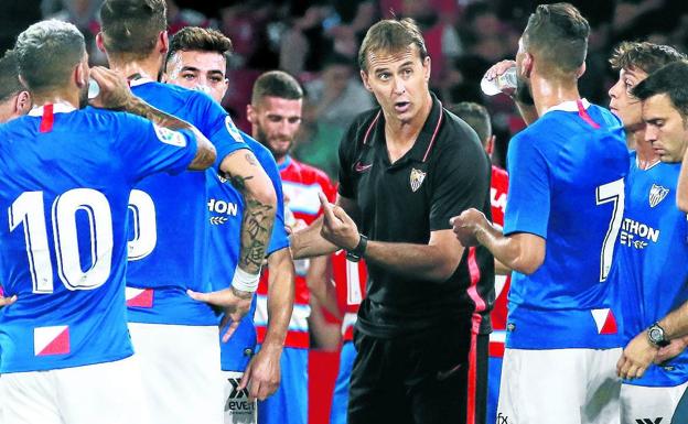 Julen Lopetegui, técnico del Sevilla, da instrucciones a sus jugadores en el amistoso ante el Granada.