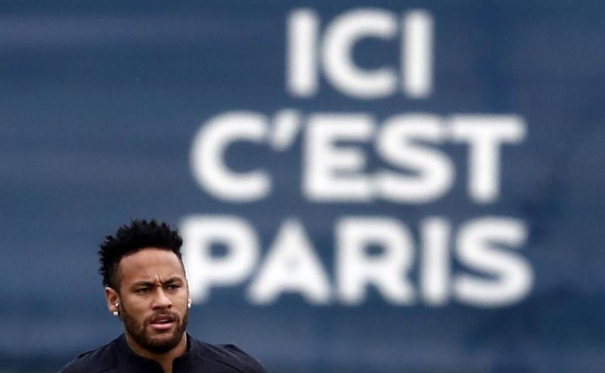 Neymar en un entrenamiento con el PSG.