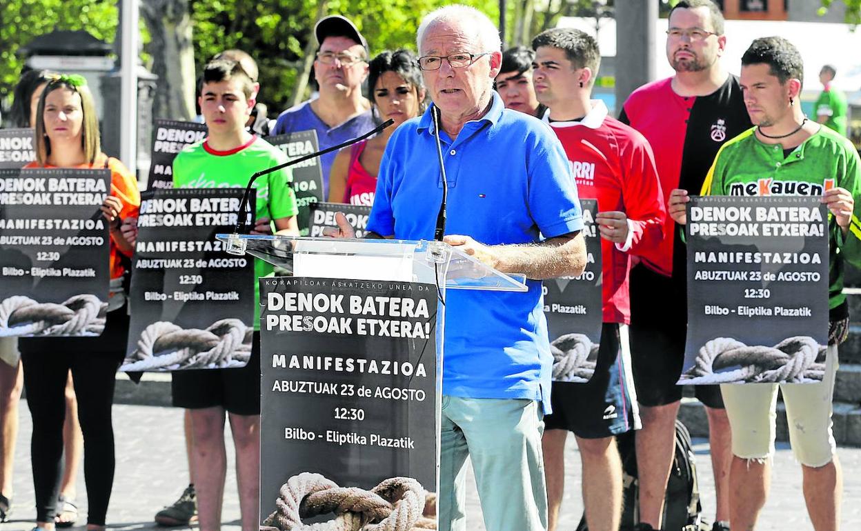 Joseba Azkarraga, portavoz de Sare, presentó ayer la manifestación de la semana que viene en Bilbao.