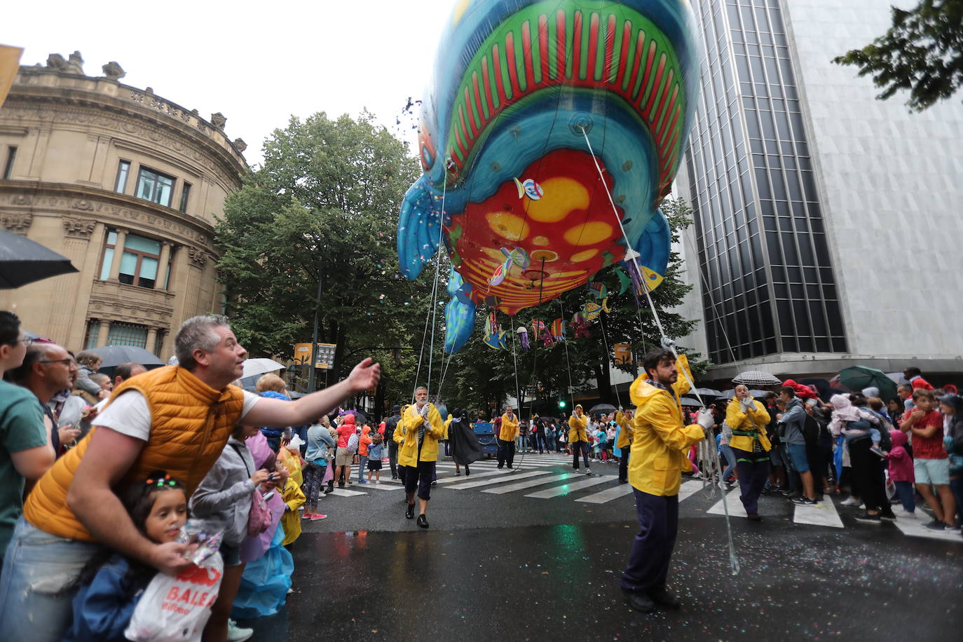 Miles de personas han desafiado al mal tiempo para acompañarla desde la plaza Circular al Sagrado Corazón. 