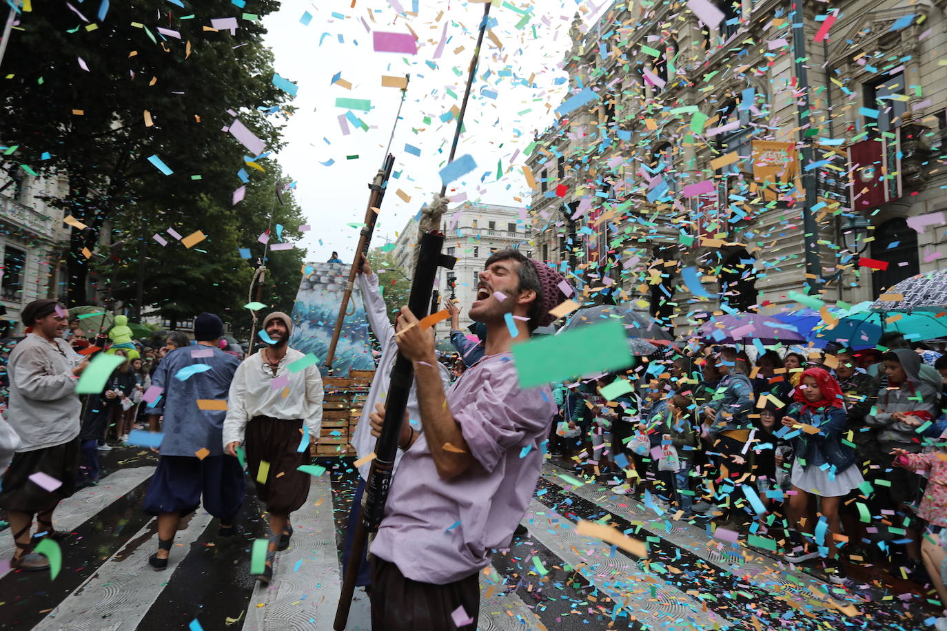 Miles de personas han desafiado al mal tiempo para acompañarla desde la plaza Circular al Sagrado Corazón. 