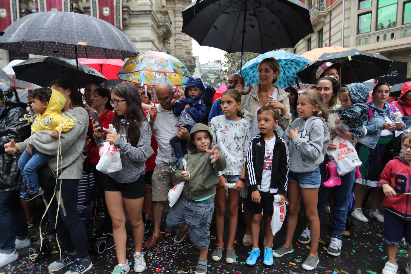 Miles de personas han desafiado al mal tiempo para acompañarla desde la plaza Circular al Sagrado Corazón. 