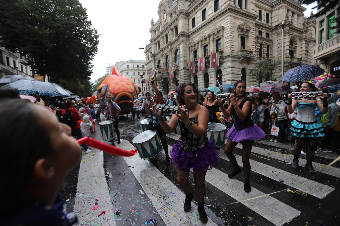 Miles de personas han desafiado al mal tiempo para acompañarla desde la plaza Circular al Sagrado Corazón. 