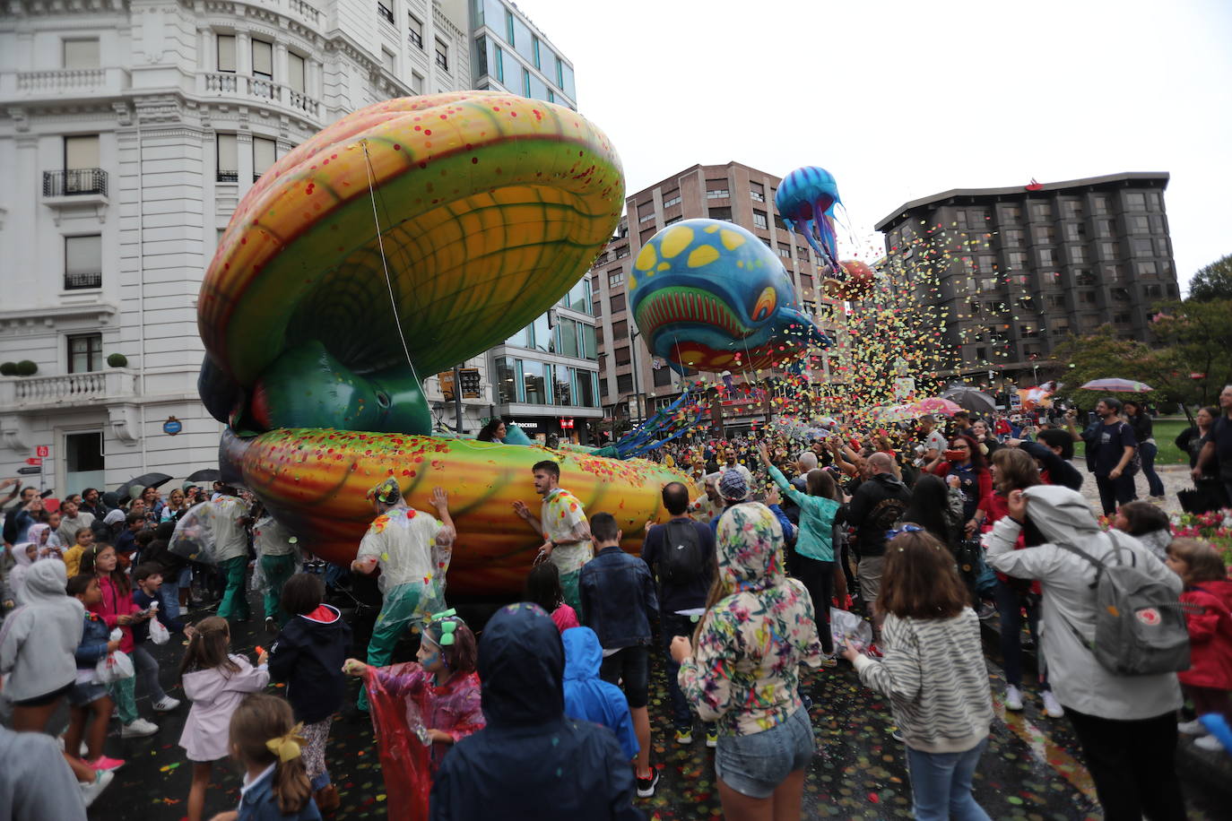 Miles de personas han desafiado al mal tiempo para acompañarla desde la plaza Circular al Sagrado Corazón. 