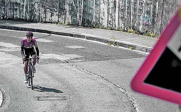 Un cartel avisa al inicio de la subida de la dureza que contienen sus dos kilómetros. 