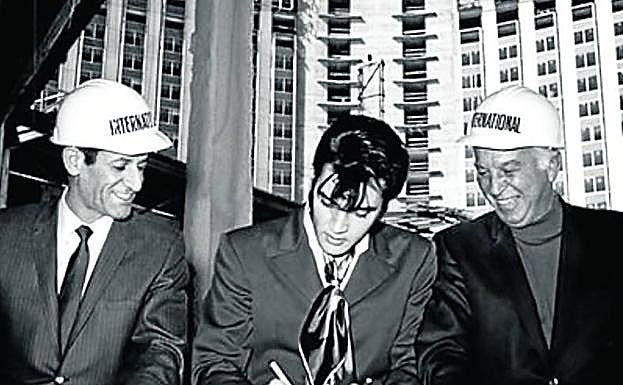 En la firma de un contrato para sus actuaciones en las Vegas, recogidas en una caja con varios cedés.