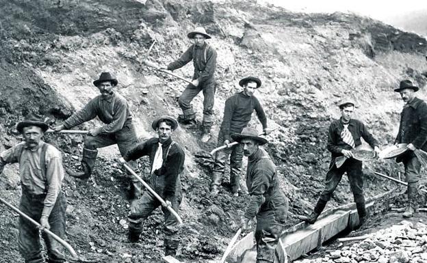 Un grupo de hombres excava una ladera en un lote de terreno.