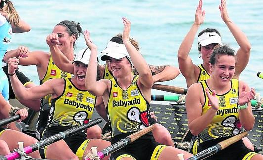 Las chicas de Orio celebran la victoria por todo lo alto.