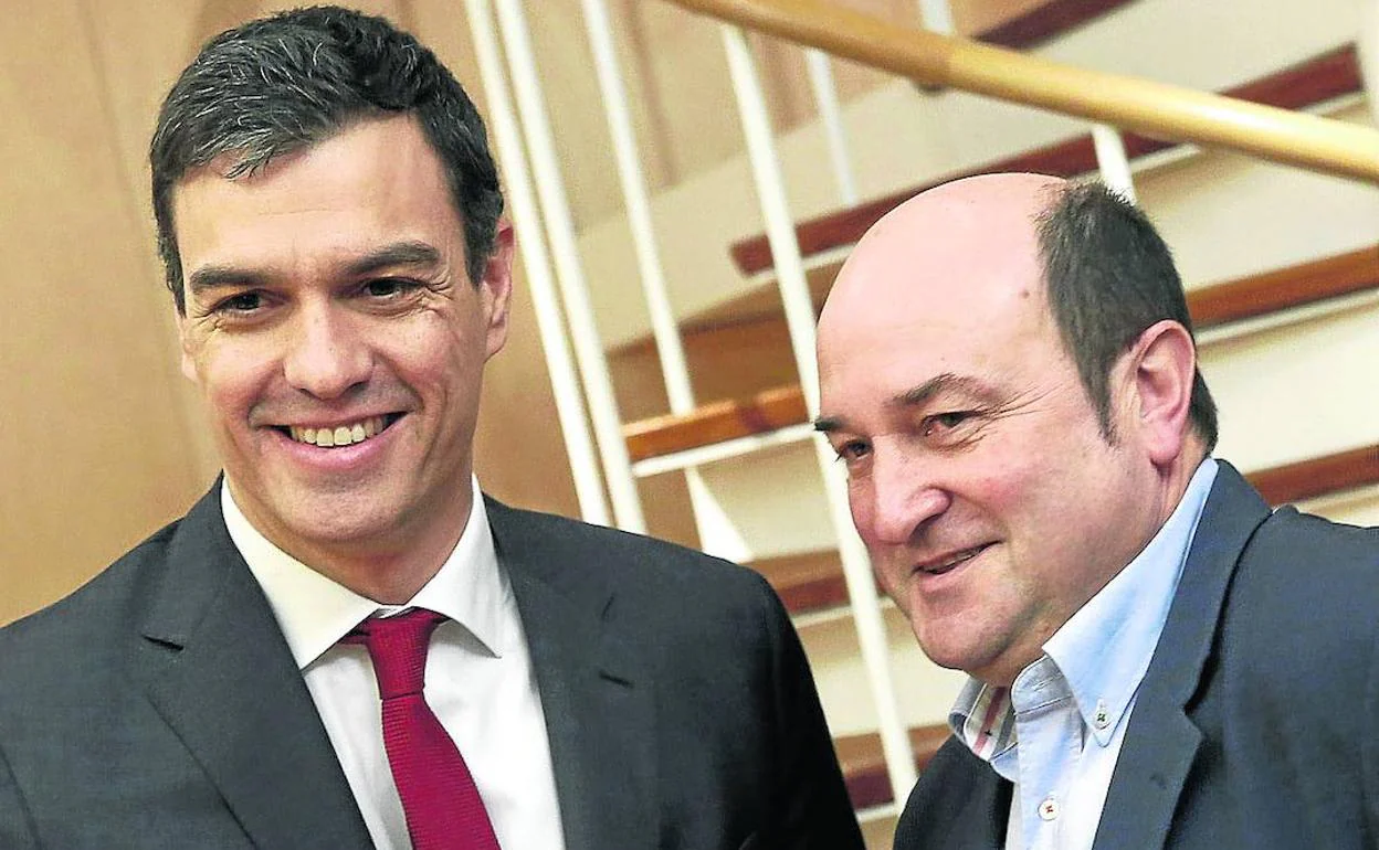 Pedro Sánchez y Andoni Ortuzar, durante un encuentro mantenido en 2016.