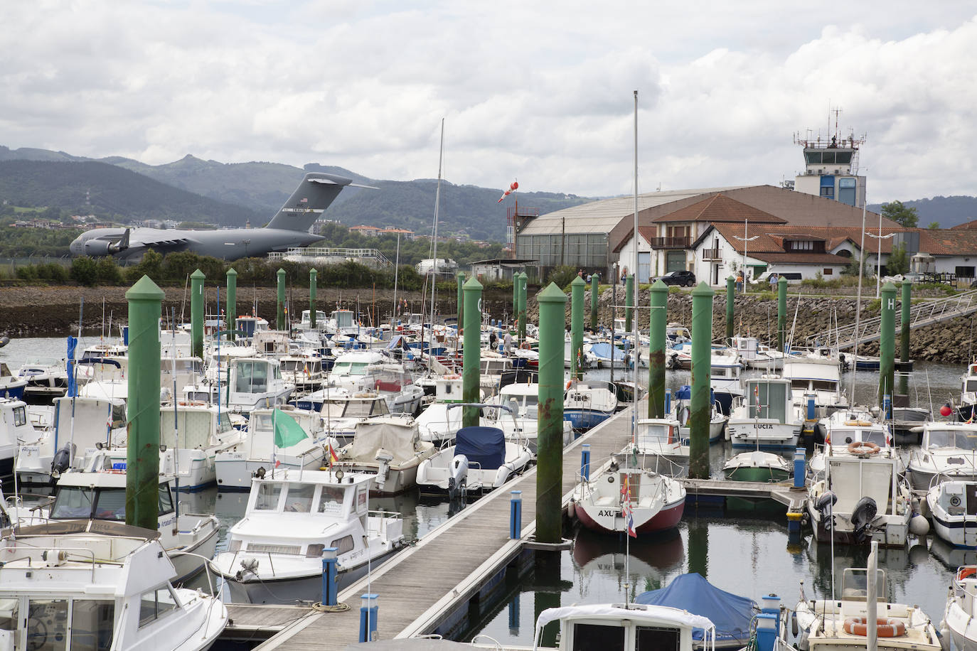 Fotos: Un avión del Ejército de Estados Unidos en Hondarribia