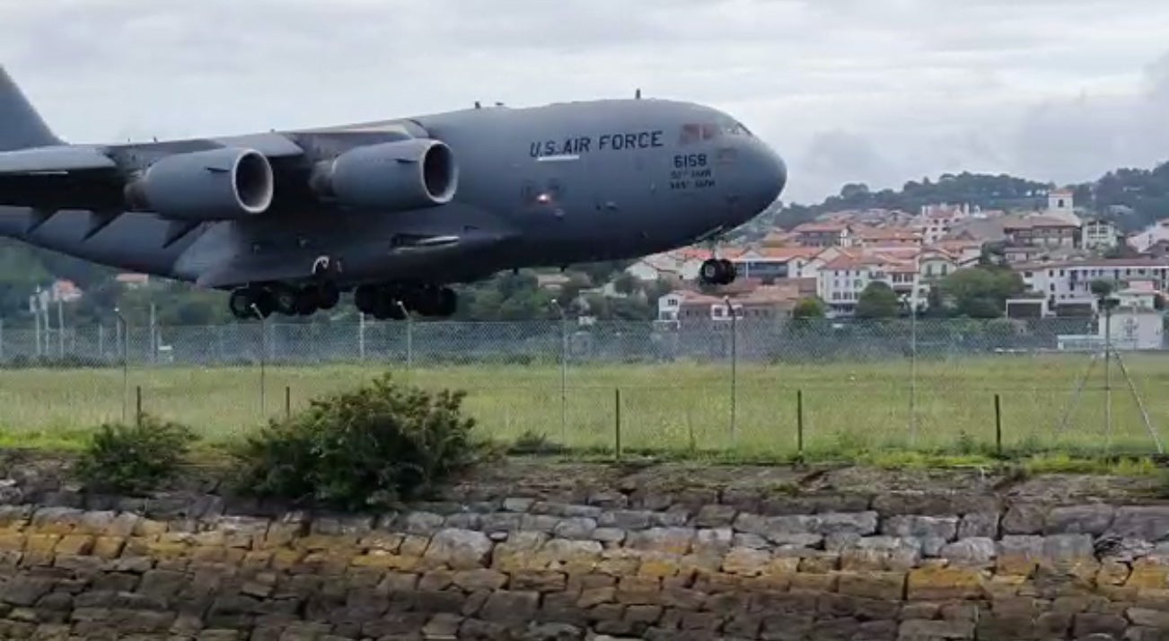 Fotos: Un avión del Ejército de Estados Unidos en Hondarribia