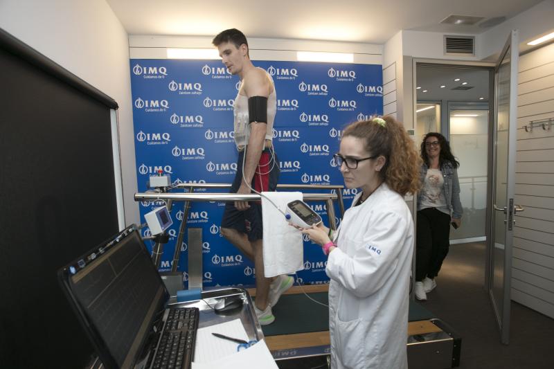 Fotos: Los jugadores del Baskonia pasan las pruebas médicas
