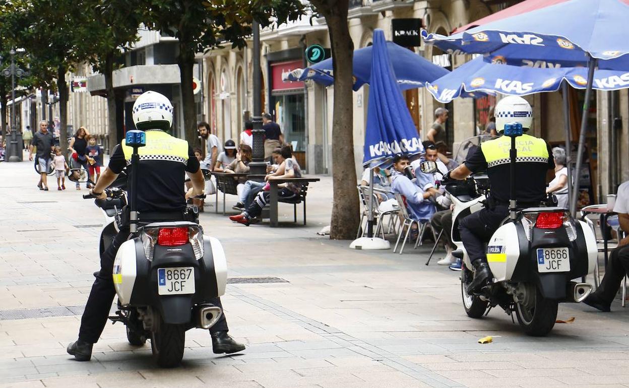 Agentes de la Policía Local de Vitoria patrullan por la calle Dato.