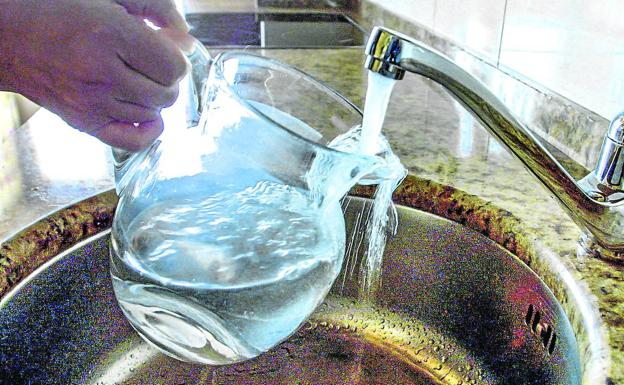 Un vitoriano llena una jarra con agua del grifo, como hacen en el 90,7% de los encuestados por Amvisa.