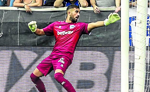 Con la mano izquierda salvó un gran disparo de Bardhi.