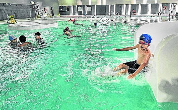 Las piscinas cubiertas alternan su oferta a los bañistas durante el periodo estival.