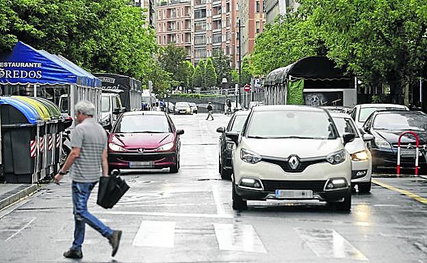Imagen del tramo de Alameda Urquijo donde se ensancharán las aceras, y la calzada que pasará de tener dos carriles a uno.