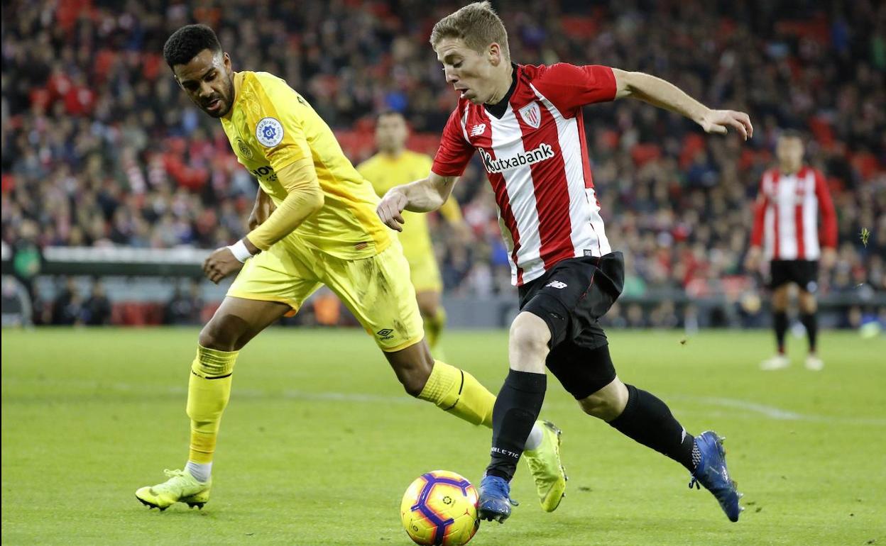 Jonas Ramalho trata de quitar el balón a Muniain durante el último partido que disputó el Girona en San Mamés.