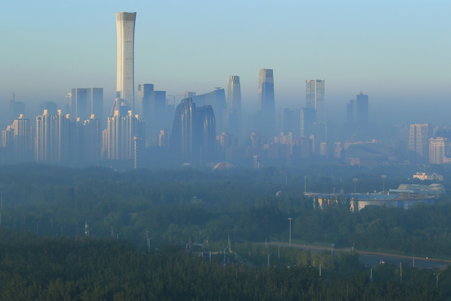 Rascacielos del distrito central de negocios, a primera hora de la mañana, en Beijing.