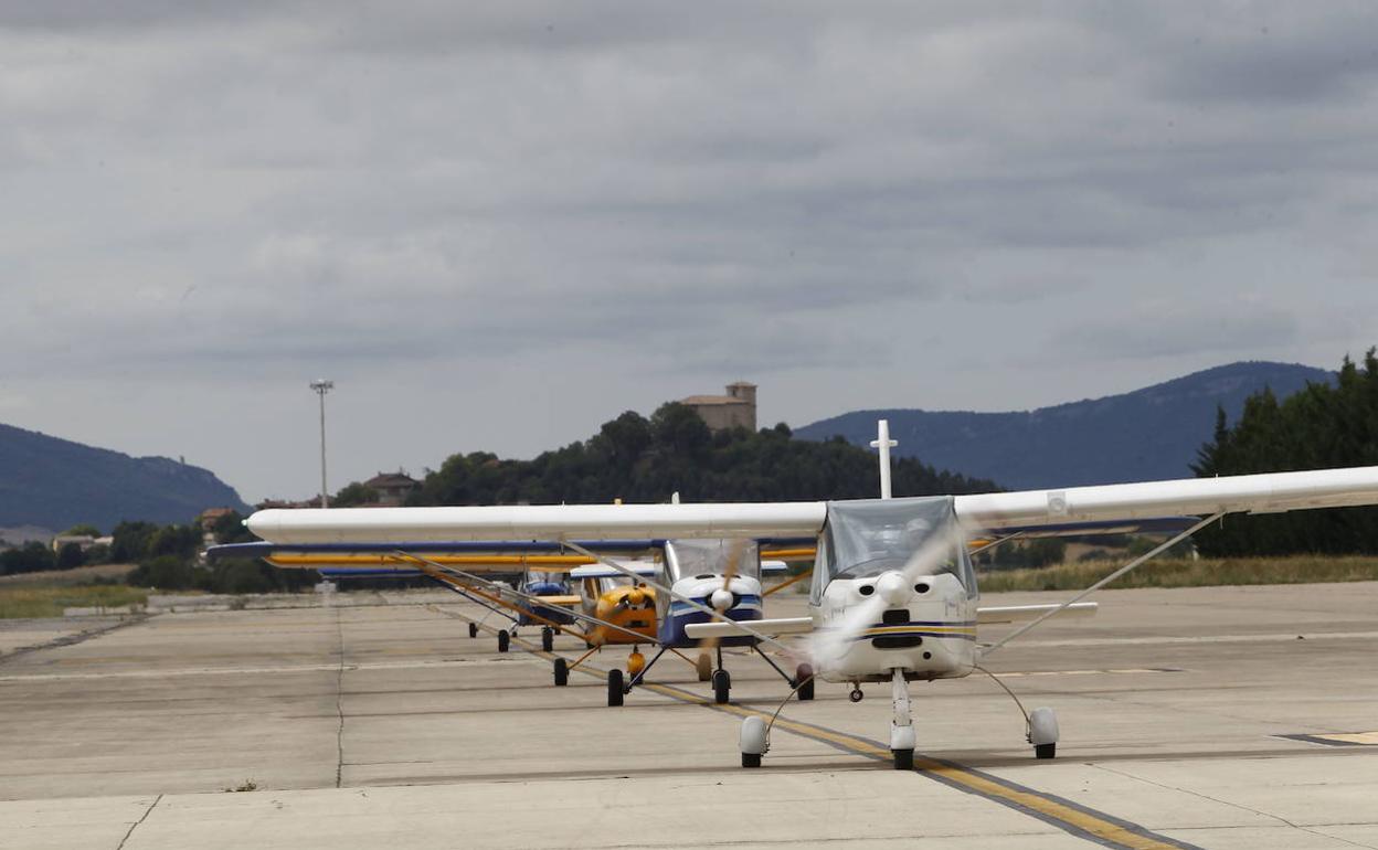 Varias avionetas aterrizan sobre la pista del aeropuerto de Foronda.