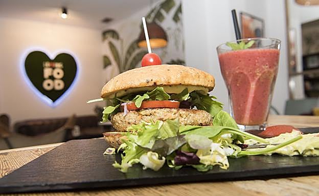 Hay muchas maneras de comerse una hamburguesa. 