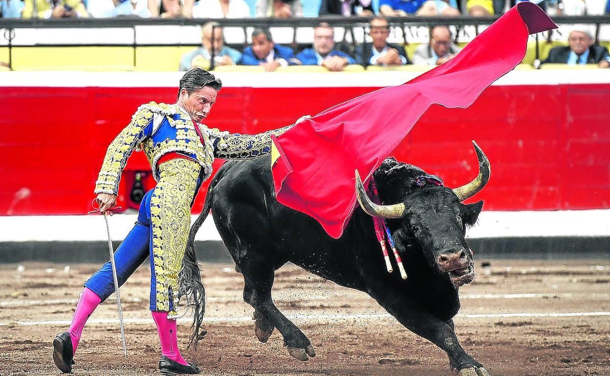 Diego Urdiales ofreció una exhibición con un toro sin presencia al que parte del respetable quiso mandar a corrales.