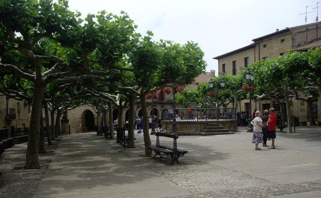 La plaza alberga los principales monumentos civiles de la villa.