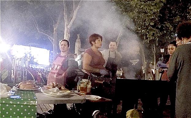 Un puesto callejero en el que se vende carne durante Aste Nagusia.