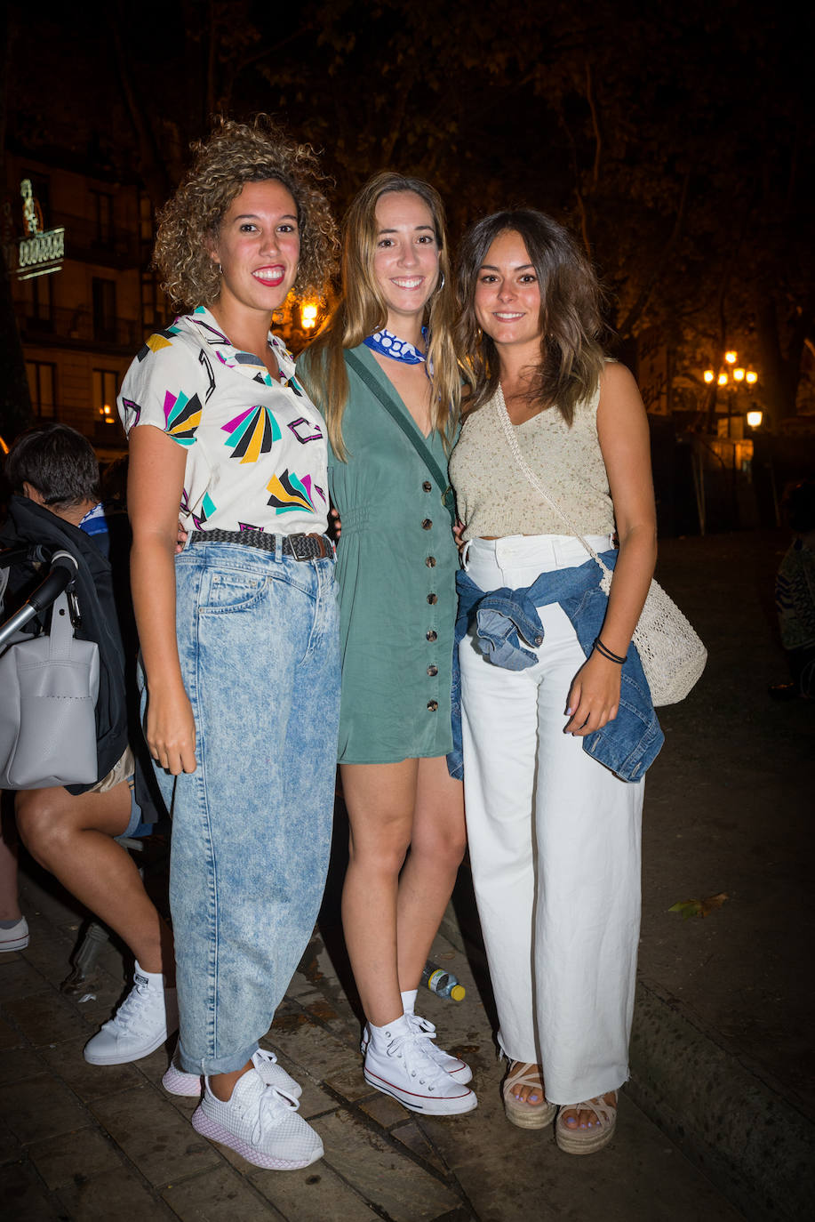 Garazi Ramos, bilbaína de 29 años, lleva una original camisa de la firma Compañía Fantástica, un vaquero de Pull & Bear y unas deportivas Adidas. Su amiga Eider Iturregi, de 28 años, ha optado por un vestido verde con botones de Zara y unas Converse blancas, y Aitana Goirizelaia se ha animado con un pantalón blanco palazzo de Zara, un top crema con brillos de esta misma tienda de Inditex y una cazadora vaquera "de hace mil años".