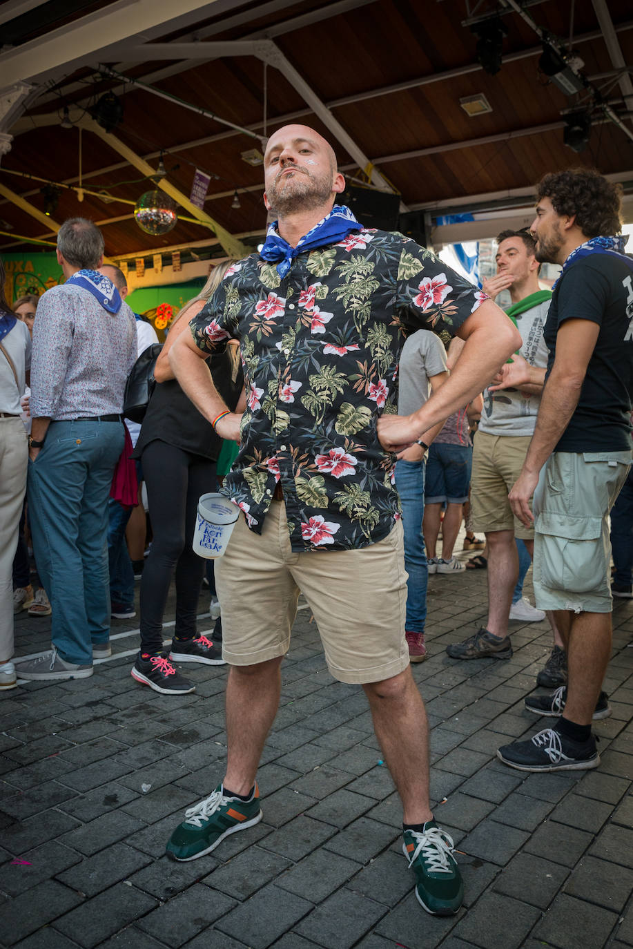 Ricardo Checa lleva el estilo tropical hasta las txosnas con esta camisa hawaiana que se compró en Jack & Jones. "Me gusta ir cómodo y a la última", afirma este granadino de 39 años que en tres semanas se casa con un chico de Bilbao.