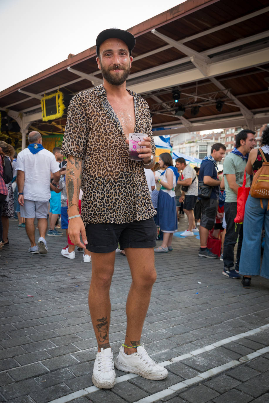Carlos Estébanez, santanderino de 29 años, deslumbra con la brillantina que lleva adherida a toda su piel y con esta camisa de leopardo que se compró en Zara. 