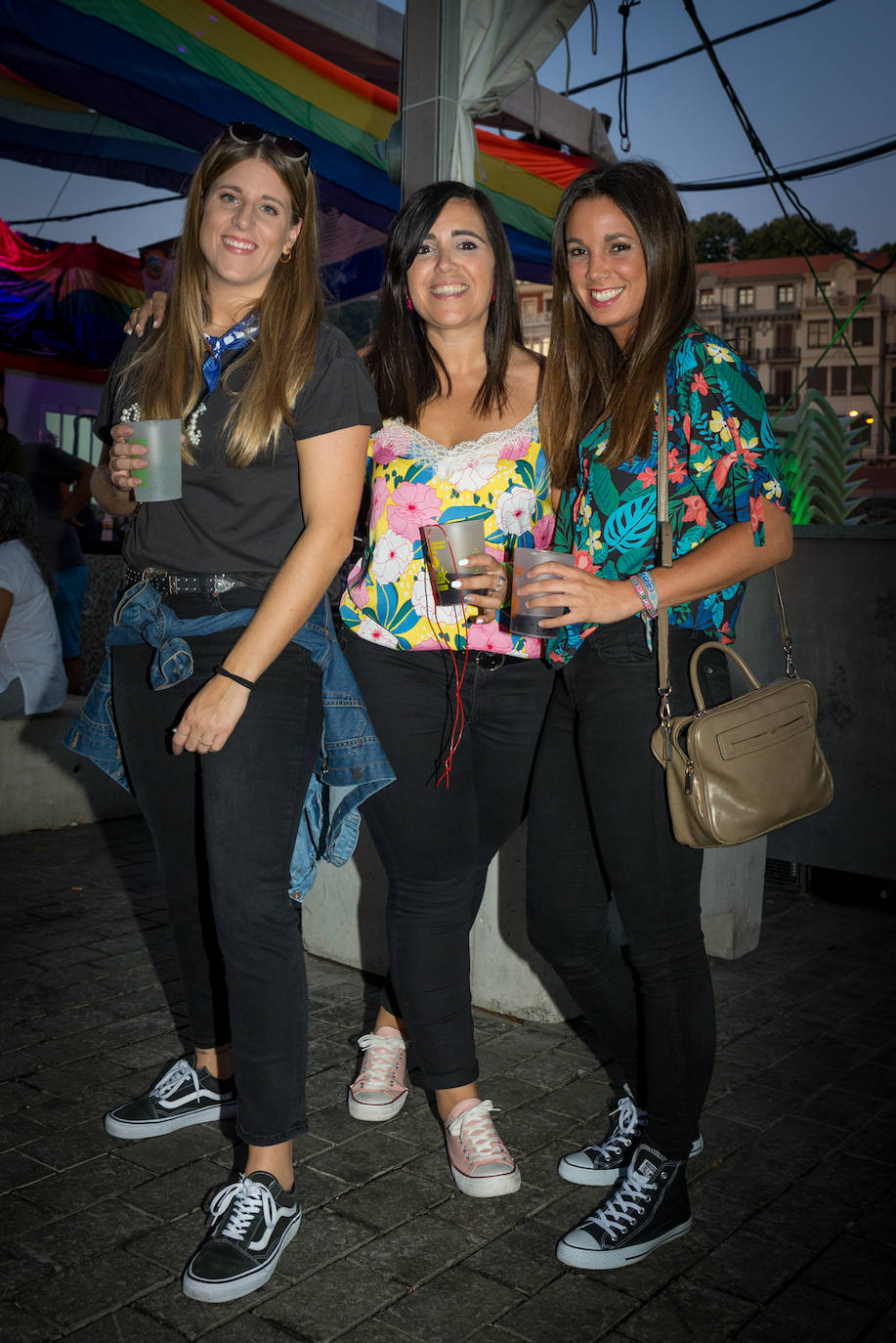 Las amigas Cristina Martín, Ana Rodríguez y Nekane Fernández tienen muy claro cuál es el look que hay que llevar en txosnas: "Hay que ponerse playeras, un pantalón oscuro por si te tiran el katxi encima y una camiseta con la que te veas favorecida", aseguran.