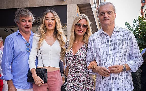 Imagen principal - Arriba, Ramón García junto a su mujer, Patricia Cerezo, a su lado, y dos amigos a las puertas del Hotel Ercilla. Abajo a la izquierda, Genoveva Casanova con su madre en la explanada del Guggenheim. A la derecha, la exmujer de Cayetano Martínez de Irujo posa sonriente con un favorecedor vestido blanco de encaje.