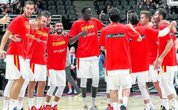 Ilimane Diop, en el centro de la imagen rodeado por sus compañeros de la selección española durante un partido amistoso reciente.