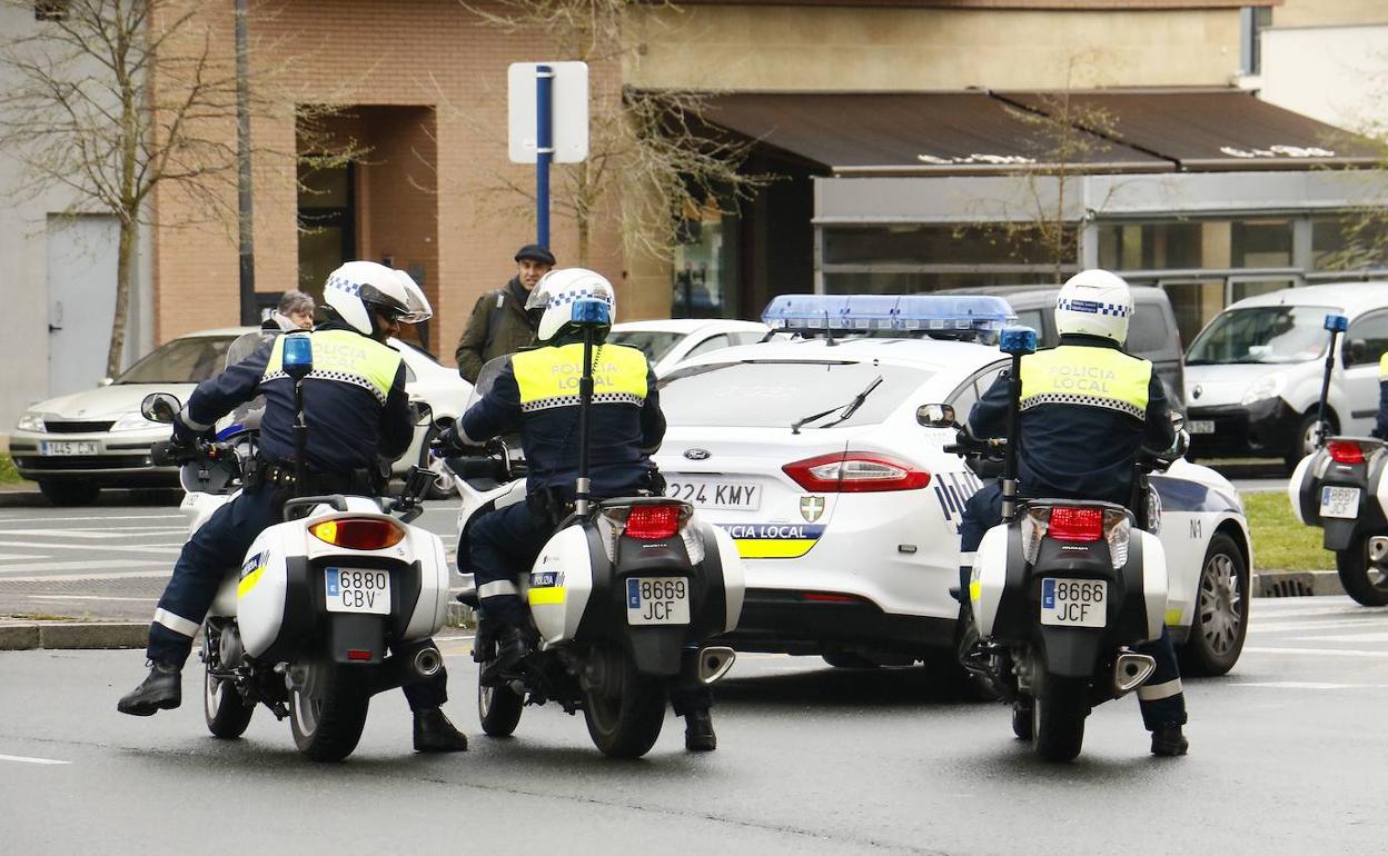 Varios policías locales circulan en moto por las calles de Vitoria.