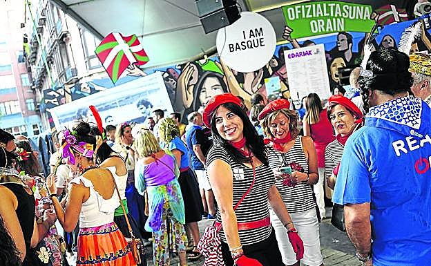 Las calles de Bilbao se llenan estos días de una multitud que disfruta sin descanso.